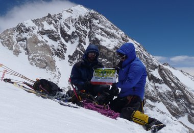 Markus Gschwendt und Clara Kulich auf 7700m knapp unterm Nordgipfel (7816m) mit Nanga Parbat N-Grat und Hauptgipfel im Hintergrund. In der ursprünglich geplanten Rinne sieht man die enormen Neuschneeinlagerungen.