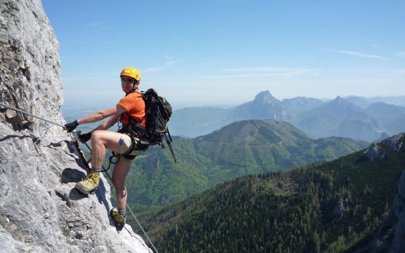 An der Kante - Blick hinunter zum Traunsee