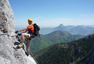 An der Kante - Blick hinunter zum Traunsee