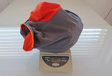 Unser Merino Jacket M (größe L) wiegt 384 Gramm.