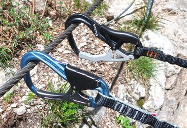 Kleiner (Ocun) und großer (Salewa) Karabiner.
