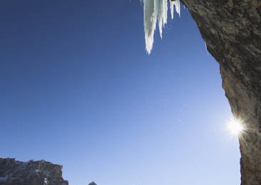 Gigantischer Überhang, Albert klettert oben im Eis; Foto: Hermann Erber