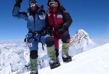 Gerlinde Kaltenbrunner und Ralf Dujmovits am Hauptgipfel des Broad Peaks © Amical