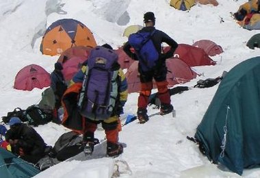Pat & Patachon - der vollbeladene Sherpa trägt auch noch die Daunenjacke