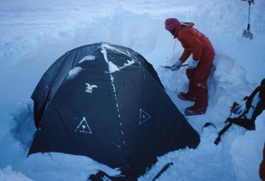 Ein verschneites Zelt