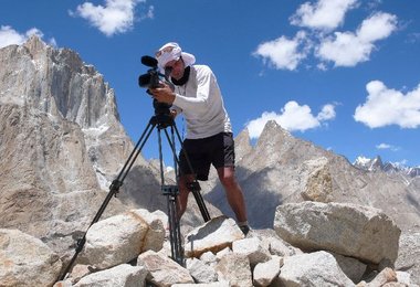 Daniel Bartsch beim Filmen kurz vor Urdukas; im Hintergrund die Kathedrale