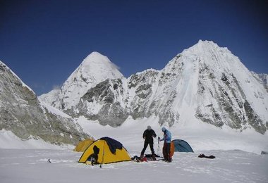 Hiro u Gerlinde im Wandfusslager - Tiefblick zum Lho La - links hinten Pumori und rechts Kumbutse