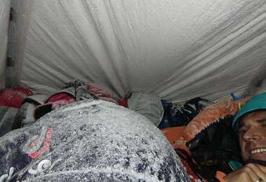 Gefrierschrankgefühl auf 7100 Meter © Ralf Dujmovits