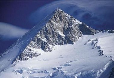Die formschöne Gipfelpryramide des Gasherbrum II