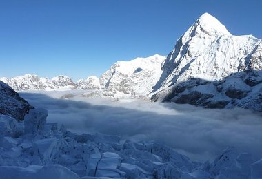 Im oberen Teil des Eisbruch, im Hintergrund der Pumori ©  G.Kaltenbrunner