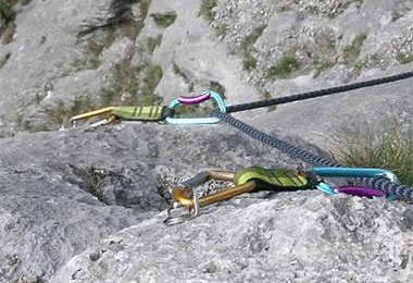 Der Bohrhaken - wenn in kurzen Abständen gesetzt - zieht die Kletterer vermehrt an.