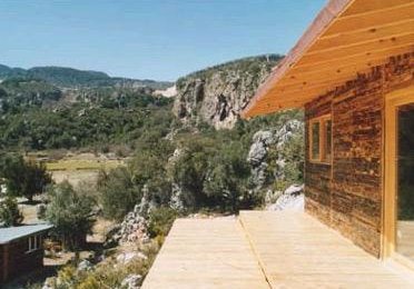 Eines der Bungalows im JoSiTo-Camp, im Hintergrund die Felsen