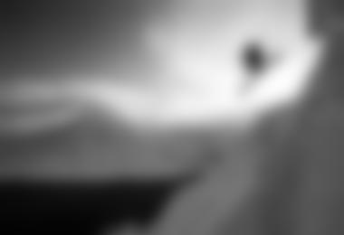 Freerider Matthias „Hauni“ Haunholder auf Expedition. Ziel: die erste Befahrung des Vulkans Caldera (im Hintergrund) („Onekotan – The Lost Island“)“  Foto: © Jonas Blum