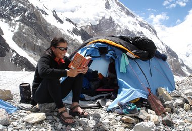Elisabeth beim Lesen im Basecamp
