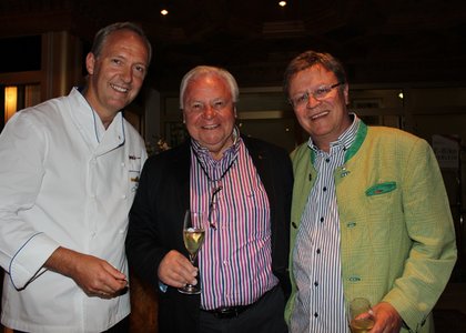 Ischgls Haubenkoch Martin Sieberer, Schirmherr Eckhart Witzigmann und TVB Paznaun-Ischgl Obmann Alfons Parth freuen sich schon jetzt auf die Eröffnung des Kulinarischen Jakobsweges 2015. (Foto: TVB Paznaun-Ischgl)