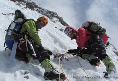 Gerlinde und Ralf an einem der vielen Standplätze im Aufstieg nach Lager II. Foto © M. Zhumayev