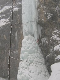 Sepp Gwiggner, wie ihn bergsteigen.at Leser kennen, als mutiger Vorsteiger in einem Eisfall (Erstbegehung des Schossrinn Eisfalles bei Aschau)