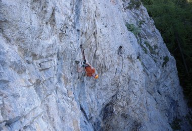 Bei den Klettersteiggehern heißt es Rasten mit der Fledermaustechnik, bei den Sportkletterern "no hand rest mit foothook"...