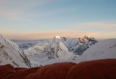 Tiefblick beim Morgengrauen zu Pumori - Cho Oyu - Gyachung Kang; Foto © R.Dujmovits