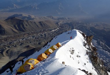 Camp 1 auf 5525 m Höhe, exponiert auf einem Schneegrat gelegen