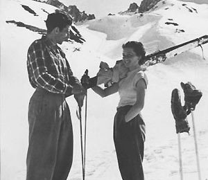 Hermann Buhl und seine Frau Eugenie beim Aufstieg zur Pfeishütte; Foto: APA