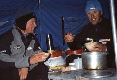 Jörg und Walter nach dem Gipfelerfolg im Basecamp Zelt