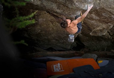 Timo-Uznik in "The-Source" 8b+; Fotograf auf Instagram: flowmotion.climbing
