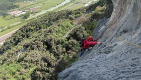 Die Platte am Ende der zweiten Seillänge - Balla sui Buchi in Tessari