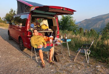 Auch beim Frühstück ist das R1 Regulator Fleece angenehm zu tragen.