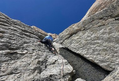 Der R1 Regulator Fleece Pullover-Hoody mit Kapuze ist beim Klettern unser kleiner Favorit.