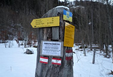 Klassische Wegweiser im Gebirge (c) bergsteigen.com