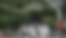 Die Plattenwand ist vom Parkplatz sichtbar.