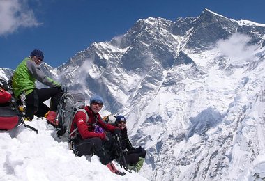 Mit voller Ausrüstung am Gipfel des Island Peaks (6189 m).