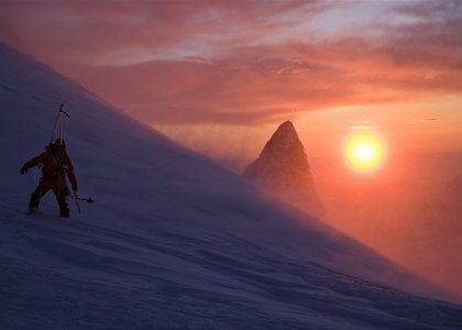 Der Bergsteiger erklimmt den Gipfel mit Skiern Fotorechte: © Jon Griffith / Alpine Exposures