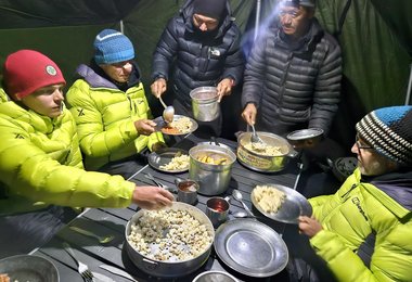 Luxus im Basislager – die Kochcrew leistete fantastische Dienste!