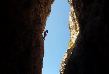 Birgit Auer im Schattenreich der Cliffbase in der Route Stara Vojna, 7a, 30 m
