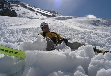 Nicht immer geht ein Schneebrettabgang so glimpflich aus wie auf diesem Bild.
