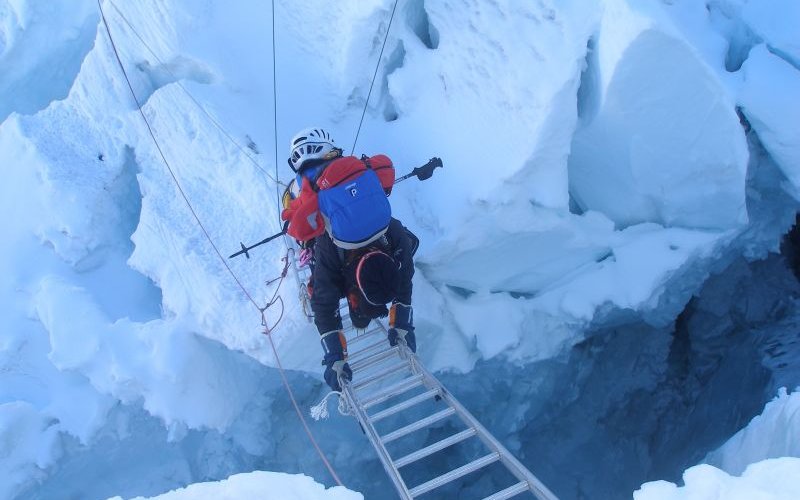 Gerlinde im oberen Teil des Eisbruchs; Foto © H.Takeuchi