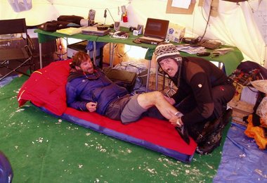 Dr. Karl Flock diagnostiziert und therapiert die Knieverletzung des Everest -Experten Dave Hahn (USA)