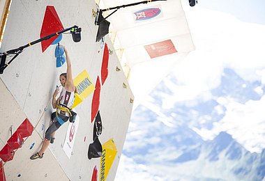 Jessica Pilz im Lead-Semifinale des Weltcups in Chamonix/FRA 2018. (Foto: Heiko Wilhelm)