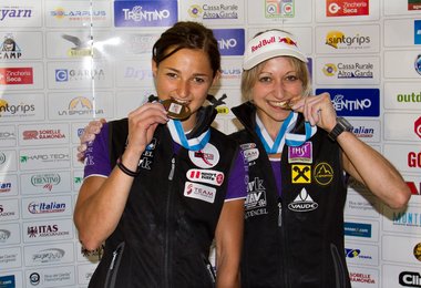 Die Kletter-Weltmeisterin 2011, Angela Eiter, und die 3. Plazierte Magdalena Röck bei der WM-Siegerehrung in Arco! Foto © ÖWK / Elias Holzknecht