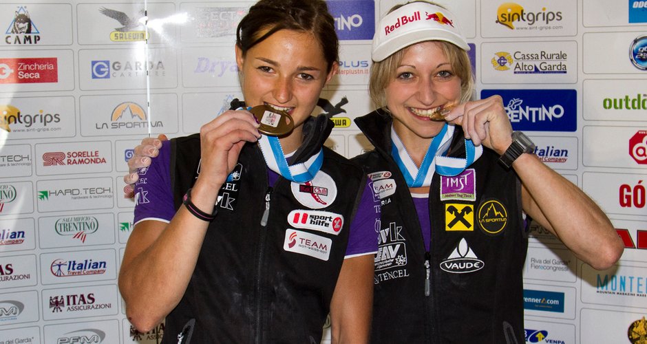 Die Kletter-Weltmeisterin 2011, Angela Eiter, und die 3. Plazierte Magdalena Röck bei der WM-Siegerehrung in Arco! Foto © ÖWK / Elias Holzknecht