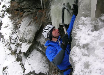 Hansjörg Mair testete die neuen Eisgeräte im Kitzgarten