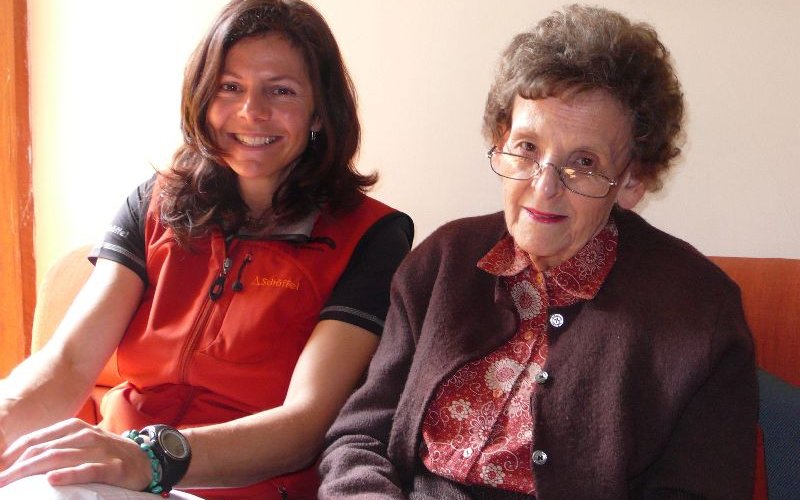 Gerlinde und die Himalaya-Statistikerin Mrs. Hawley beim Vorgespräch  © H.Takeuchi