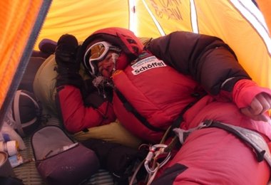 Nach dem Gipfel kurzes Aufwärmen im Zelt auf 8300 m © AMICAL alpin