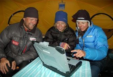 Veikka - Nathalie - Gerlinde beim Durchschauen der Bilder; Foto: Ralf Dujmovits