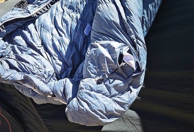Das USB-C Kabel für die integrierte Fußheizung im DownWool-Hybrid Ice Cold 190 Wide Schlafsack von Grüezi Bag.