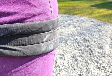 Die tragenden Bandteile sind schon in den breiteren Gurt eingewebt (im Bild eine der Beinschlaufen). 