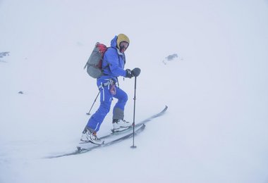 Mit Eispickel im Gipfelsturm