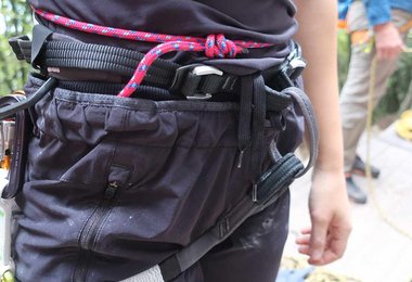 Vorne gibt es beim  Salewa NXT Klettergurt zwei kleine Schnallen.